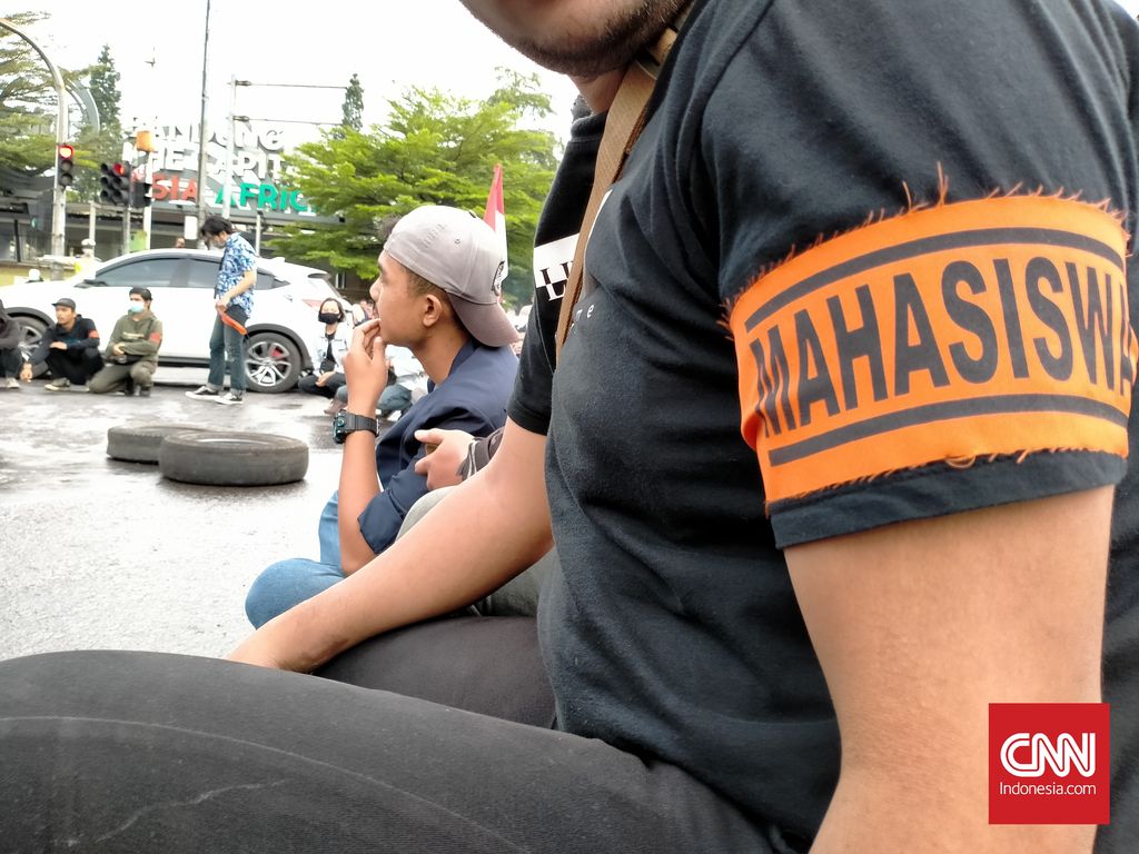 Puluhan mahasiswa kembali melakukan unjuk rasa menolak UU Omnibus Law di Kota Bandung, Jawa Barat, Jumat (23/10/2020).