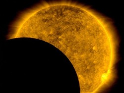 Foto Langka Bulan Photobomb Depan Matahari, Tapi Bukan Gerhana