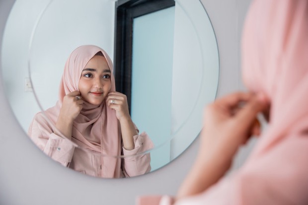 Memilih Bahan Hijab/freepik.com Pemilihan bahan hijab yang tepat juga penting. Jadi, kamu harus tahu mana kain yang ramah bagi kulit kepala dan kain yang memiliki sirkulasi udara yang baik.