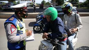 Para Pemotor Ditilang dalam Razia di Kalimalang