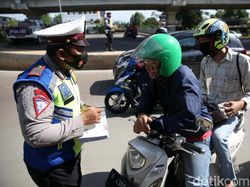 Para Pemotor Ditilang dalam Razia di Kalimalang