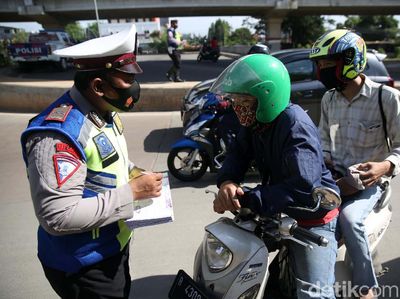 Para Pemotor Ditilang dalam Razia di Kalimalang
