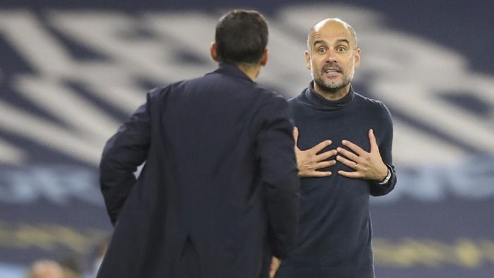 pep guardiola sergio conceicao manchester city porto liga champions 2020/2021 liga champions Manchester Citys head coach Pep Guardiola, right, argues with Portos head coach Sergio Conceicao, left, during the Champions League group C soccer match between Manchester City and FC Porto at the Etihad stadium in Manchester, England, Wednesday, Oct. 21, 2020. (Martin Rickett/Pool via AP)
