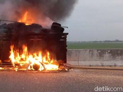 Detik-detik Mobil dan Truk Kecelakaan Lalu Terbakar di Tol Pemalang