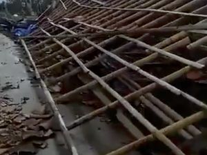 Video Beberapa Rumah Ambruk Akibat Puting Beliung di Bekasi Utara Video Beberapa Rumah Ambruk Akibat Puting Beliung di Bekasi Utara
