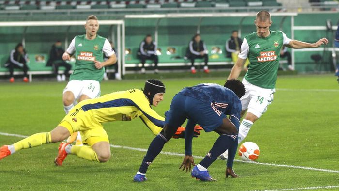 Richard Strebinger Rapid Wiens goalkeeper Richard Strebinger, left, and his teammate Srdan Grahovac, right, fights for the ball with Arsenals Bukayo Saka during the Europa League group B soccer match between SK Rapid Wien and FC Arsenal at the Alianz Stadium in Vienna, Austria, Thursday, Oct. 22, 2020. (AP Photo/Ronald Zak)