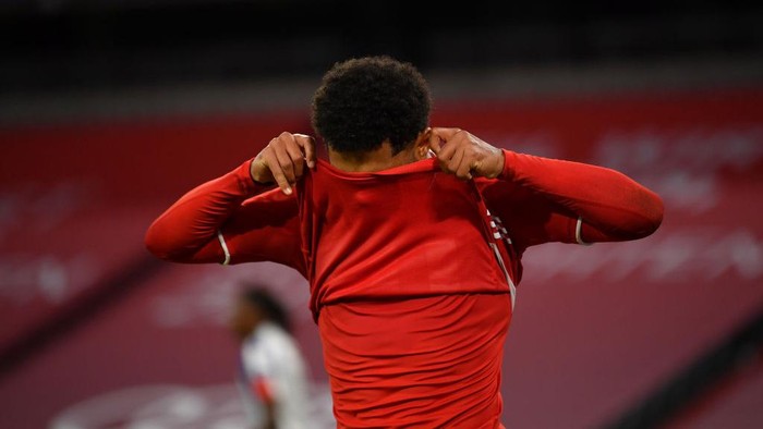 MUNICH, GERMANY - OCTOBER 04: Serge Gnabry of Bayern Munich reacts after a missed chance during the Bundesliga match between FC Bayern Muenchen and Hertha BSC at Allianz Arena on October 04, 2020 in Munich, Germany. (Photo by Sebastian Widmann/Getty Images)