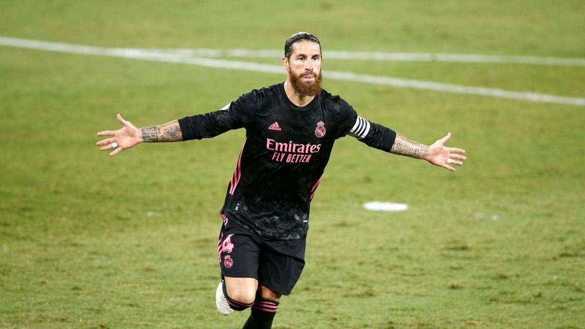 Sergio Ramos buka suara tentang situasi terkini negosiasi kontrak barunya dengan Real Madrid. (Foto: Getty Images/Fran Santiago)