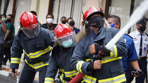 Simulasi Penanganan Kebakaran di Gedung Bertingkat