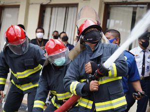 Simulasi Penanganan Kebakaran di Gedung Bertingkat