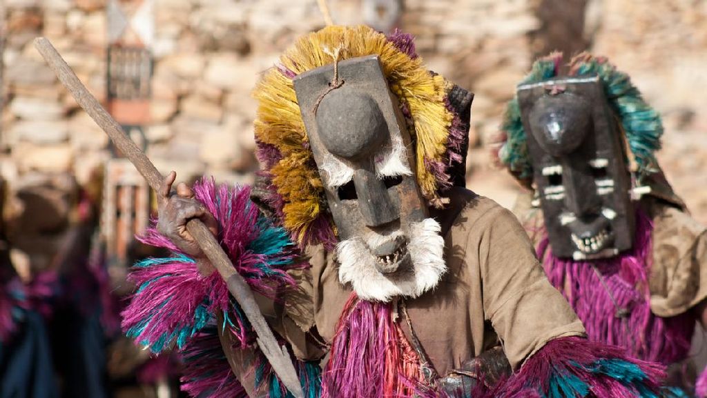 Suku Primitif Bertopeng di Gurun Sahara yang Melek Astronomi Suku Primitif Bertopeng di Gurun Sahara yang Melek Astronomi