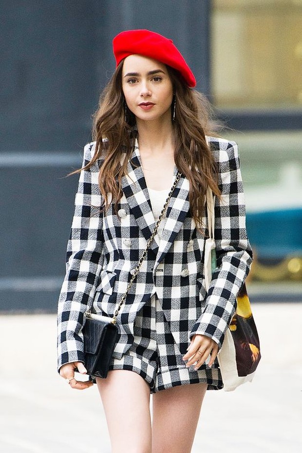 Saat ini memang sedang trend satu set outfit yang punya warna atau motif senada.