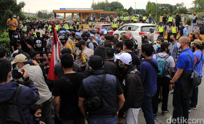 Tolak Omnibus Law, Mahasiswa Bandung Blokade Gerbang Tol Pasteur Tolak Omnibus Law, Mahasiswa Bandung Blokade Gerbang Tol Pasteur