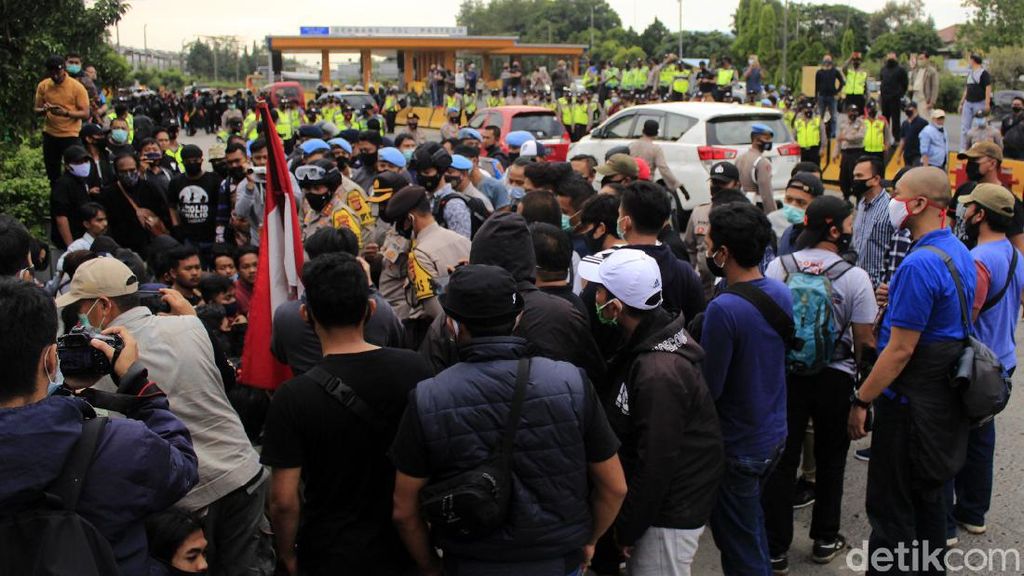 Tolak Omnibus Law, Mahasiswa Bandung Blokade Gerbang Tol Pasteur Tolak Omnibus Law, Mahasiswa Bandung Blokade Gerbang Tol Pasteur