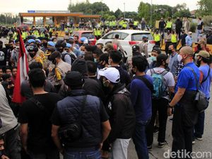 Tolak Omnibus Law, Mahasiswa Bandung Blokade Gerbang Tol Pasteur