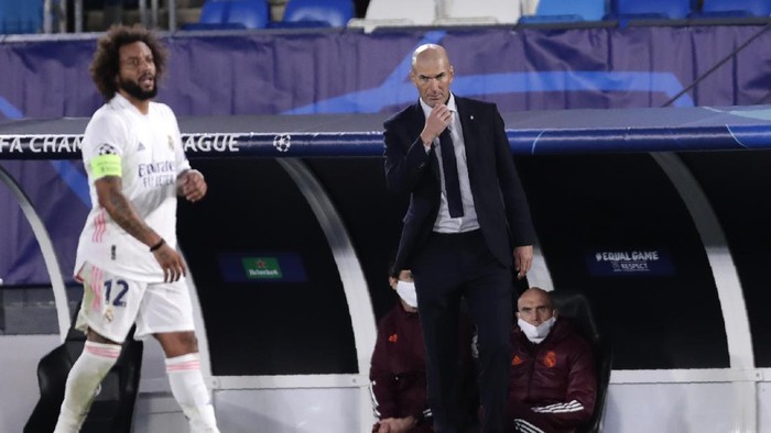 Real Madrids head coach Zinedine Zidane follows the game during the Champions League, group B soccer match between Real Madrid and Shakhtar Donetsk at Alfredo di Stefano stadium in Madrid, Spain, Wednesday, Oct. 21, 2020. (AP Photo/Manu Fernandez)
