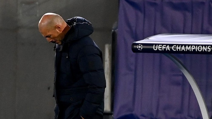 Real Madrids French coach Zinedine Zidane reacts during the UEFA Champions League group B football match between Real Madrid and Shakhtar Donetsk at the Alfredo di Stefano stadium in Valdebebas on the outskirts of Madrid on October 21, 2020. (Photo by GABRIEL BOUYS / AFP)
