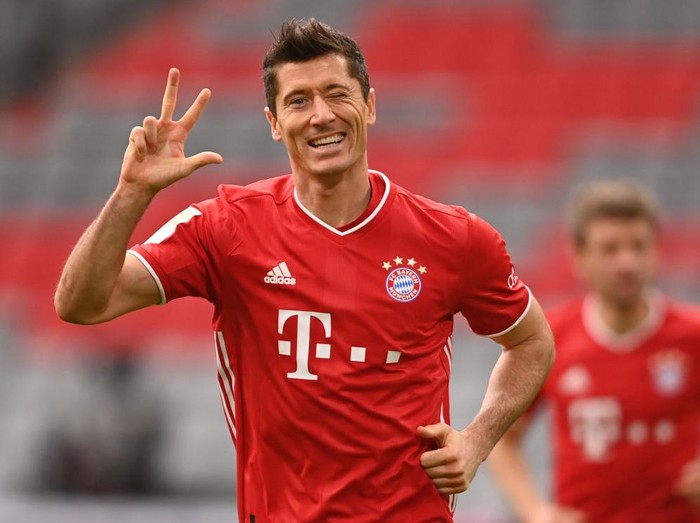 MUNICH, GERMANY - OCTOBER 24: Robert Lewandowski of Bayern Munich celebrates after scoring his sides third goal during the Bundesliga match between FC Bayern Muenchen and Eintracht Frankfurt at Allianz Arena on October 24, 2020 in Munich, Germany. (Photo by Lukas Barth-Tuttas - Pool/Getty Images)