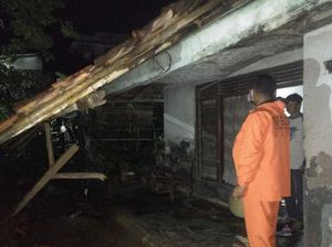 Diguyur Hujan Deras, 3 Rumah di Desa Cisurat Sumedang Ambruk