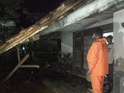 Diguyur Hujan Deras, 3 Rumah di Desa Cisurat Sumedang Ambruk