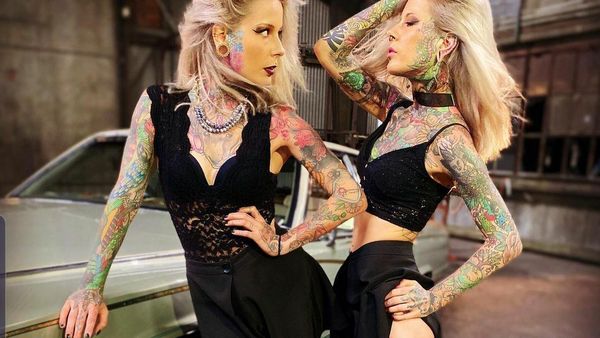 6 Potret Cewek Kembar Penuh Tato yang Curi Atensi