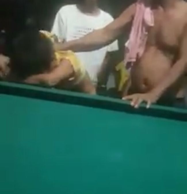Viral Pria Benturkan Kepala Bocah ke Meja Biliar, Ibu Tak Berdaya Menolong Viral Pria Benturkan Kepala Bocah ke Meja Biliar, Ibu Tak Berdaya Menolong