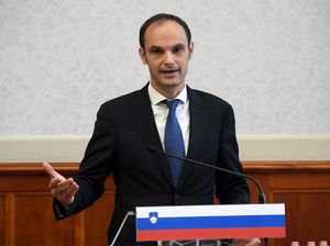 Usai Kunjungan Luar Negeri, Menlu Slovenia Dinyatakan Positif Corona Usai Kunjungan Luar Negeri, Menlu Slovenia Dinyatakan Positif Corona
