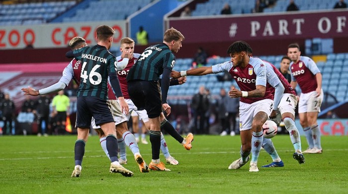 BIRMINGHAM, ENGLAND - OCTOBER 23: Patrick Bamford of Leeds United scores his teams third goal during the Premier League match between Aston Villa and Leeds United at Villa Park on October 23, 2020 in Birmingham, England. Sporting stadiums around the UK remain under strict restrictions due to the Coronavirus Pandemic as Government social distancing laws prohibit fans inside venues resulting in games being played behind closed doors. (Photo by Laurence Griffiths/Getty Images)