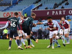 Tumbang 0-3 dari Leeds, Aston Villa Gagal Rebut Puncak Klasemen