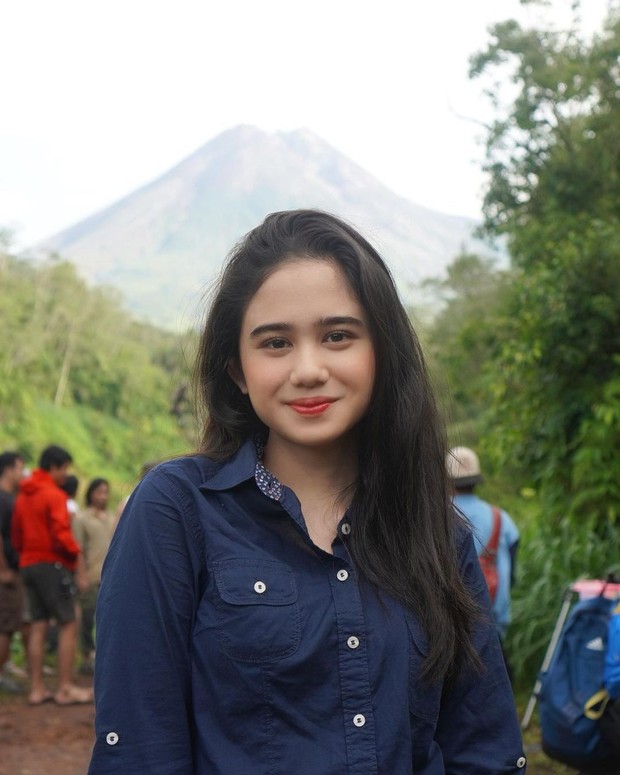 B Dengan style simpel, Tissa terlihat percaya diri mengabadikan setiap momen yang dilaluinya.