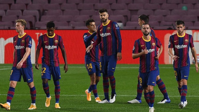 BARCELONA, SPAIN - OCTOBER 20: Philippe Coutinho of FC Barcelona celebrates with teammates after scoring his sides third goal during the UEFA Champions League Group G stage match between FC Barcelona and Ferencvaros Budapest at Camp Nou on October 20, 2020 in Barcelona, Spain. Sporting stadiums around Europe remain under strict restrictions due to the Coronavirus Pandemic as Government social distancing laws prohibit fans inside venues resulting in games being played behind closed doors. (Photo by Alex Caparros/Getty Images)