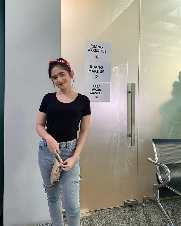 C Dengan polesan makeup tipis, gadis yang pernah memenangkan Piala Citra itu tetap tampil memukau.