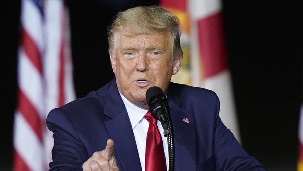 Donald Trump saat berbicara dalam kampanye di Florida President Donald Trump speaks at a campaign rally in Pensacola, Fla., Friday, Oct. 23, 2020. (AP Photo/Gerald Herbert)
