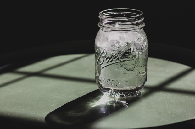 drink water/unsplash.com Disarankan untuk minum 8 gelas dalam sehari agar tubuh kamu tidak dehidrasi.