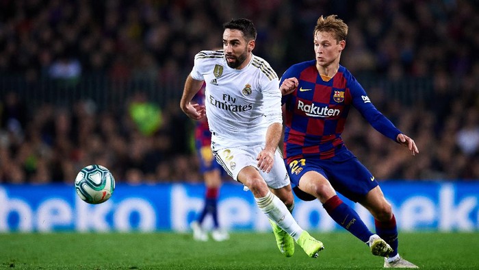 BARCELONA, SPAIN - DECEMBER 18: Daniel Carvajal of Real Madrid battles for the ball with Frenkie de Jong of Barcelona during the Liga match between FC Barcelona and Real Madrid CF at Camp Nou on December 18, 2019 in Barcelona, Spain. (Photo by Alex Caparros/Getty Images)