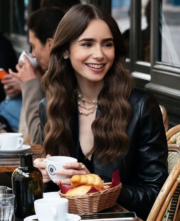 Lipstik yang digunakan Lily Collins