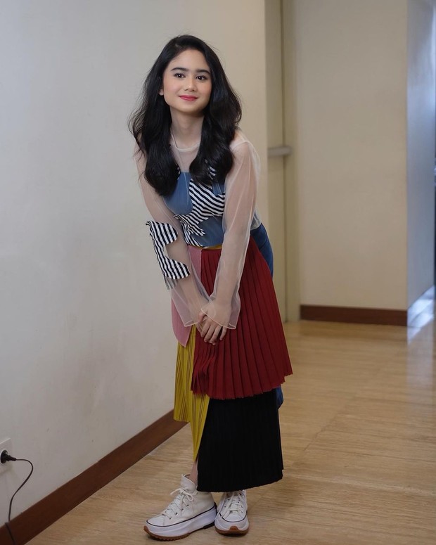 G Aksen asimetris pada bagian bawahan membuat kesan playfull begitu terasa.