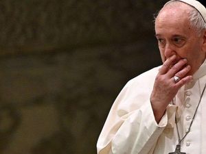 Demi Perdamaian Myanmar, Paus Fransiskus Rela Berlutut di Jalanan