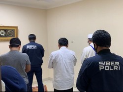 Momen Gus Nur Salat Bareng Penyidik Bareskrim di Jeda Pemeriksaan