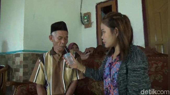 Momen Mesra Pengantin Baru Kakek 78 Tahun dan Gadis 17 Tahun di Subang Momen Mesra Pengantin Baru Kakek 78 Tahun dan Gadis 17 Tahun di Subang