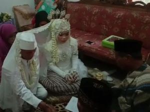 Usai Ajukan Talak, Kakek Sarna Ogah Jauh dari Istrinya Usia 17 Tahun Usai Ajukan Talak, Kakek Sarna Ogah Jauh dari Istrinya Usia 17 Tahun