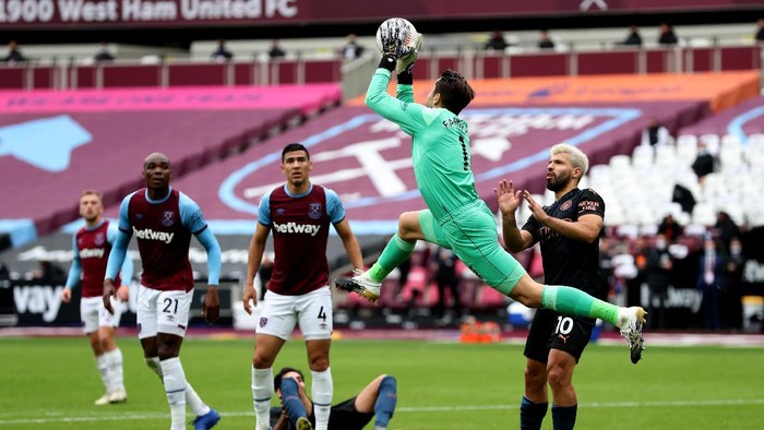 LONDON, ENGLAND - OCTOBER 24: Lukasz Fabianski of West Ham United makes a save during the Premier League match between West Ham United and Manchester City at London Stadium on October 24, 2020 in London, England. Sporting stadiums around the UK remain under strict restrictions due to the Coronavirus Pandemic as Government social distancing laws prohibit fans inside venues resulting in games being played behind closed doors. (Photo by Catherine Ivill/Getty Images)