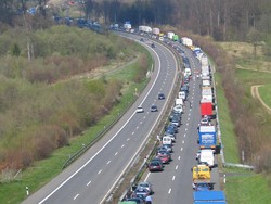 Ratusan Mobil Auto Minggir saat Ada Sirene, di Negara Ini Tak Perlu Pengawal Ambulans