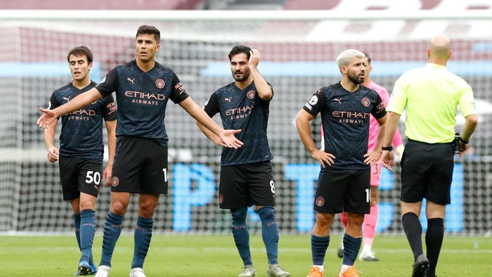 LONDON, ENGLAND - OCTOBER 24: Rodrigo of Manchester City reacts during the Premier League match between West Ham United and Manchester City at London Stadium on October 24, 2020 in London, England. Sporting stadiums around the UK remain under strict restrictions due to the Coronavirus Pandemic as Government social distancing laws prohibit fans inside venues resulting in games being played behind closed doors. (Photo by Paul Childs - Pool/Getty Images)
