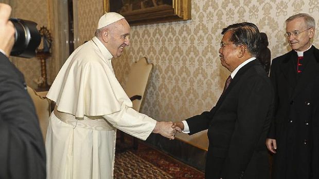Mantan Wakil Presiden Jusuf Kalla bertemu Paus Fransiskus di Vatikan, Jumat (23/10) .