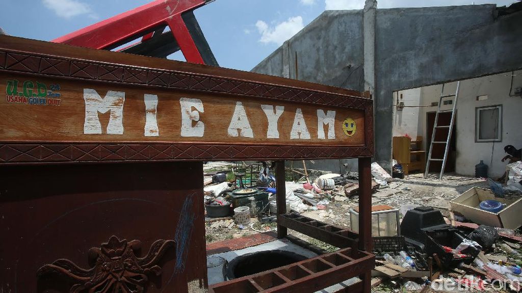 Melihat Lebih Dekat Dampak Kerusakan Puting Beliung di Bekasi