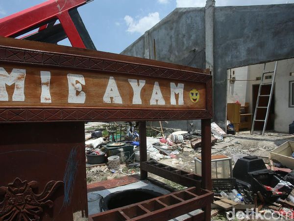 Melihat Lebih Dekat Dampak Kerusakan Puting Beliung di Bekasi