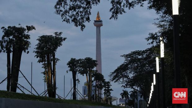 Revitalisasi Monumen Nasional (Monas) yang sebelumnya sempat berpolemik, kini mulai terliat hasilnya. Seperti diketahui, sebelumnya proyek revitalisasi Monas menuai sorotan akibat penebangan 191 pohon, terlibat miskonsepsi dengan pemerintah pusat utamanya Kementerian Sekretariat Negara (Setneg), dan dianggap janggal karena dikerjakan kontraktor bermasalah. CNN Indonesia/ Adhi Wicaksono