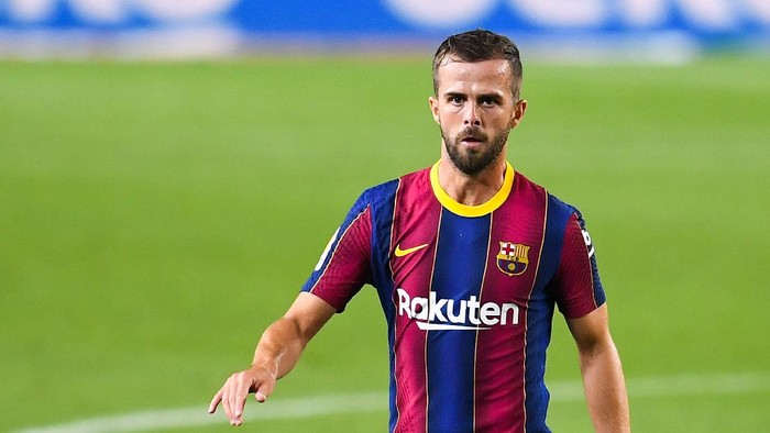 BARCELONA, SPAIN - SEPTEMBER 27: Miralem Pjanic of FC Barcelona runs with the ball during the La Liga Santander match between FC Barcelona and Villarreal CF at Camp Nou on September 27, 2020 in Barcelona, Spain. Football Stadiums around Europe remain empty due to the Coronavirus Pandemic as Government social distancing laws prohibit fans inside venues resulting in fixtures being played behind closed doors. (Photo by David Ramos/Getty Images)
