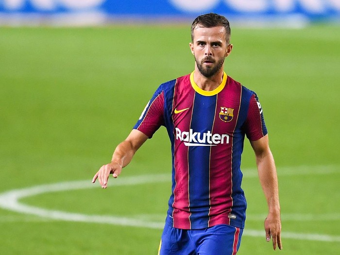 BARCELONA, SPAIN - SEPTEMBER 27: Miralem Pjanic of FC Barcelona runs with the ball during the La Liga Santander match between FC Barcelona and Villarreal CF at Camp Nou on September 27, 2020 in Barcelona, Spain. Football Stadiums around Europe remain empty due to the Coronavirus Pandemic as Government social distancing laws prohibit fans inside venues resulting in fixtures being played behind closed doors. (Photo by David Ramos/Getty Images)